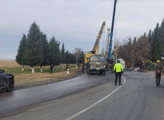 Yanacaqdaşıyan maşın aşdı - 40 ton benzin yola dağıldı