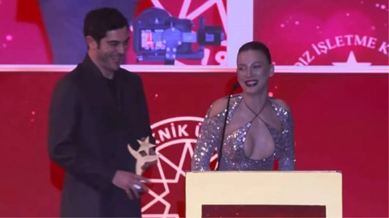 Mükafatı almaq üçün səhnəyə çıxan Serenaydan diqqət çəkən hərəkət – VİDEO