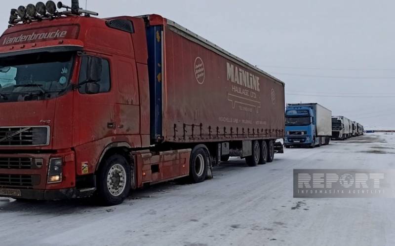 Bakı-Quba magistralında yük maşınları yolda qaldı