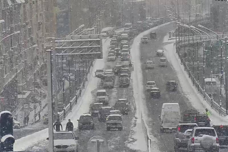 Bakının bu yolunda nəqliyyatın hərəkətində məhdudiyyətlər yarandı