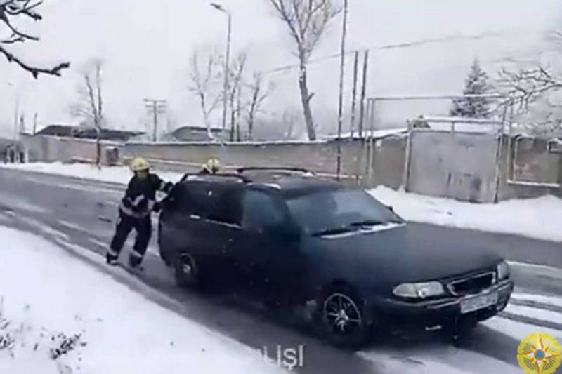 Buz bağlamış avtomobil yolunda hərəkət bərpa edildi - VİDEO