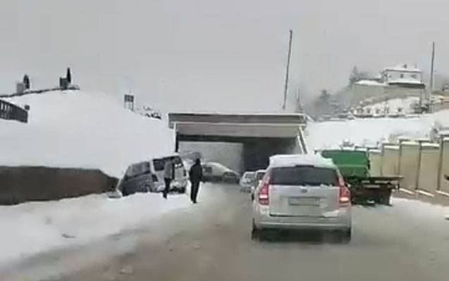 Bakıda sürüşüb qəzaya düşən maşınlar - VİDEO