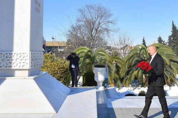 İlham Əliyev Lənkəran şəhərində Heydər Əliyevin abidəsini ziyarət etdi - FOTO