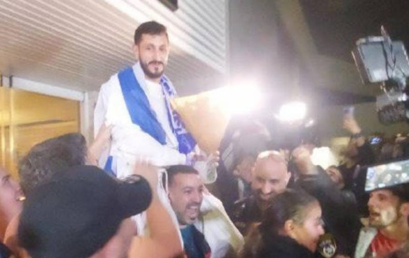Türkiyəni ayağa qaldıran israilli futbolçu ölkəsində qəhrəman kimi qarşılandı
