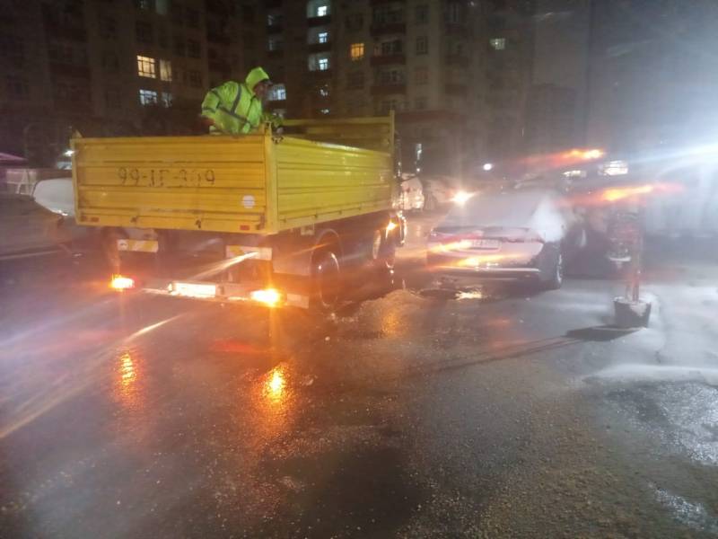 Yasamalda yollar qardan belə təmizləndi - FOTO/VİDEO