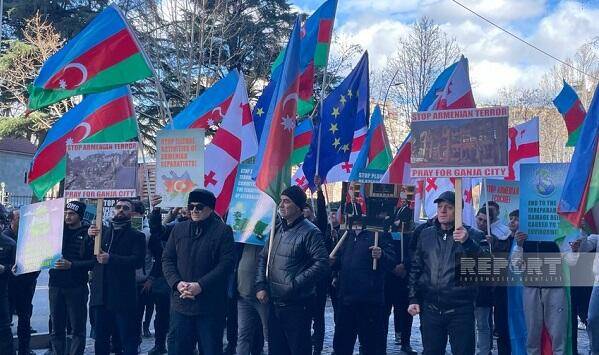 Azərbaycanlılar AB-nin ofisi qarşısında aksiya keçirdilər