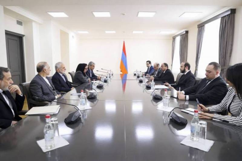 Mirzoyan Xameneinin müşaviri ilə görüşdü 