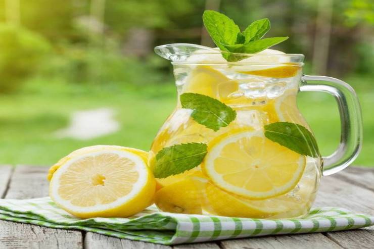 Limonlu su içmək arıqlamağa kömək etmir - İDDİA