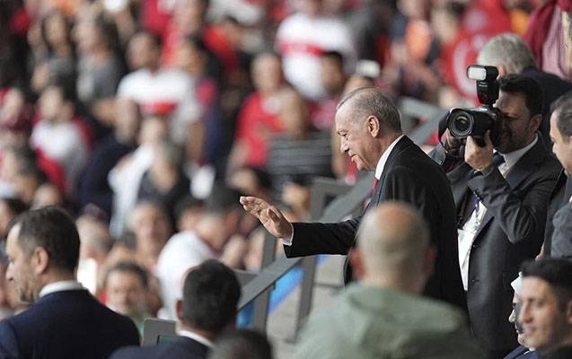 Ərdoğan Türkiyə yığmasının oyununu stadiondan izləyir - FOTO