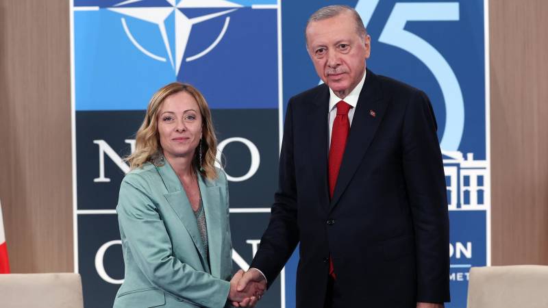 İtaliya Baş nazirinin Ərdoğana baxışları və davranışı gündəm oldu - VİDEO
