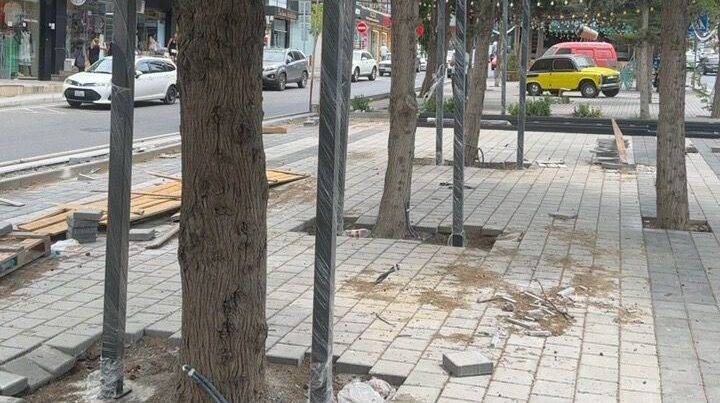Bakının mərkəzində qanunsuz quraşdırılan konstruksiya söküldü - FOTOFAKT
