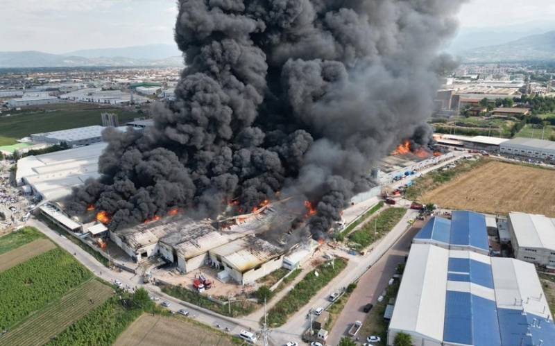 Türkiyədə iki fabrik yanır 