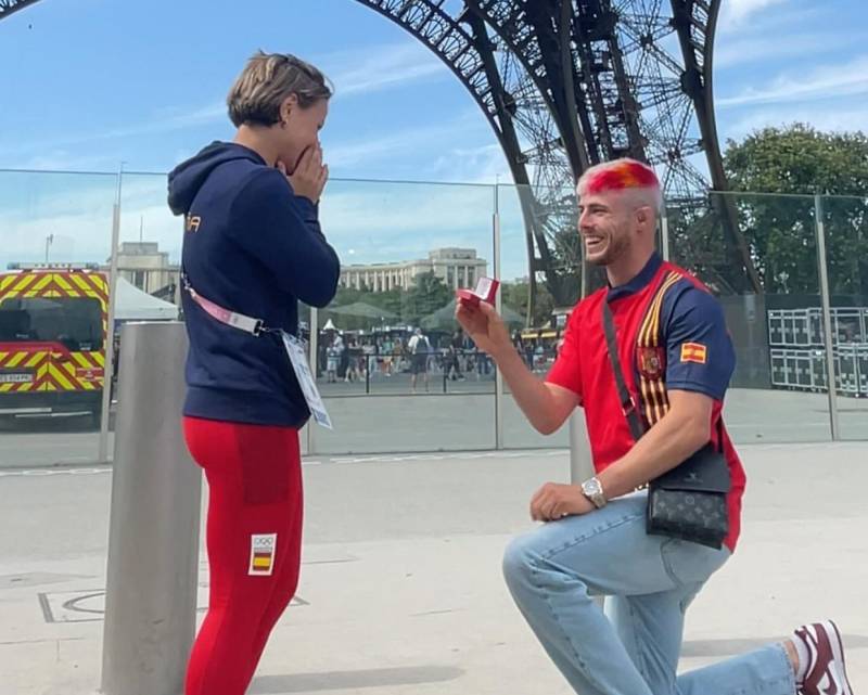 İspaniyalı cüdoçu Eyfel qülləsi altında evlilik təklifi aldı