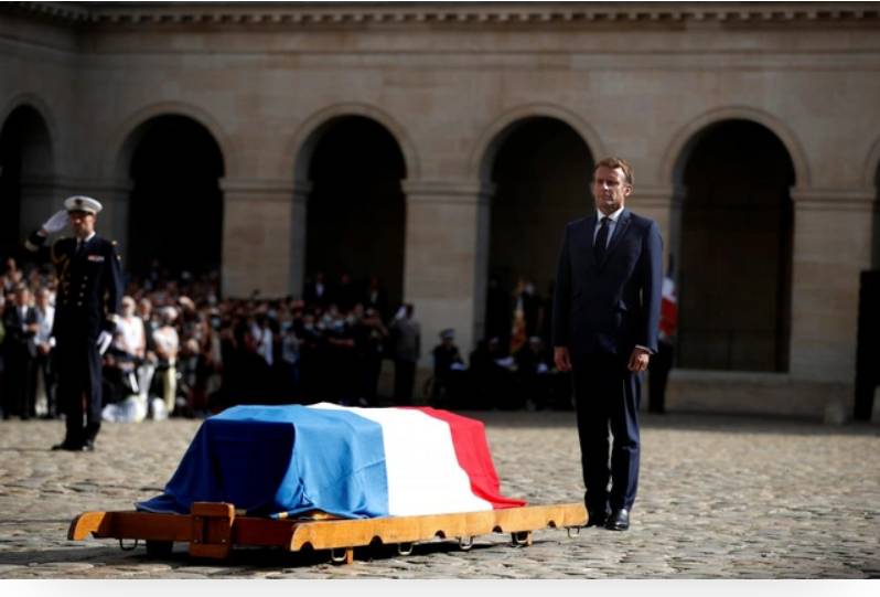 Eyfel qülləsi yaxınlığına Fransa bayraqlı tabutlar qoyuldu