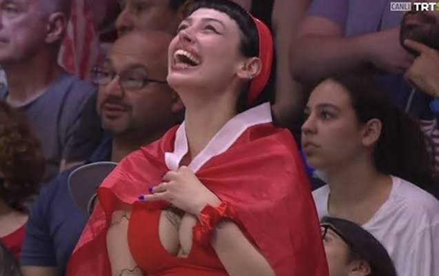Türkiyə canlı yayıma düşən bu qadını danışır - VİDEO