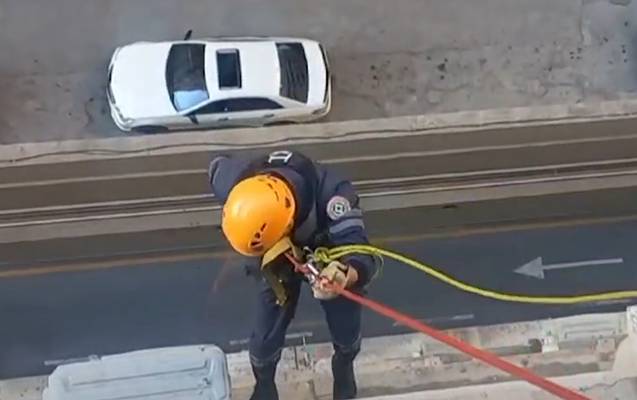 Bakıda azyaşlı bağlı qapı arxasında köməksiz qaldı - VİDEO