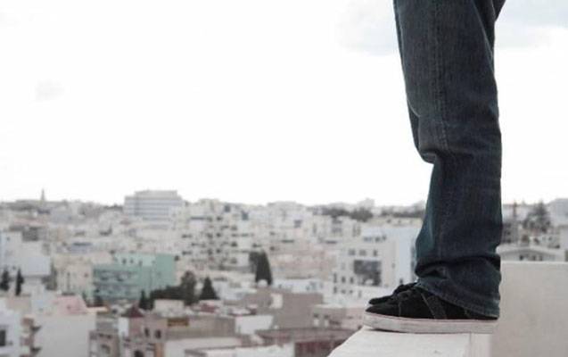 Özünü binadan atdı, başqasının üstünə düşdü - İkisi də öldü