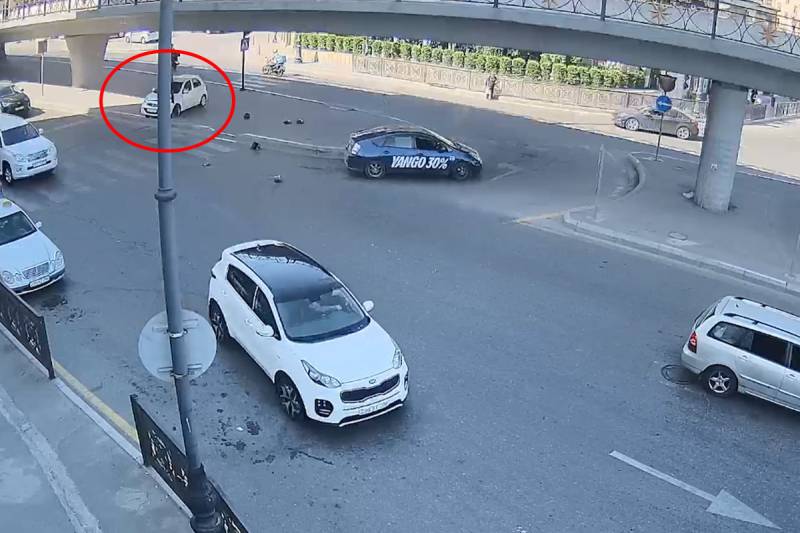 Bakıda maşın svetofora çırpıldı 