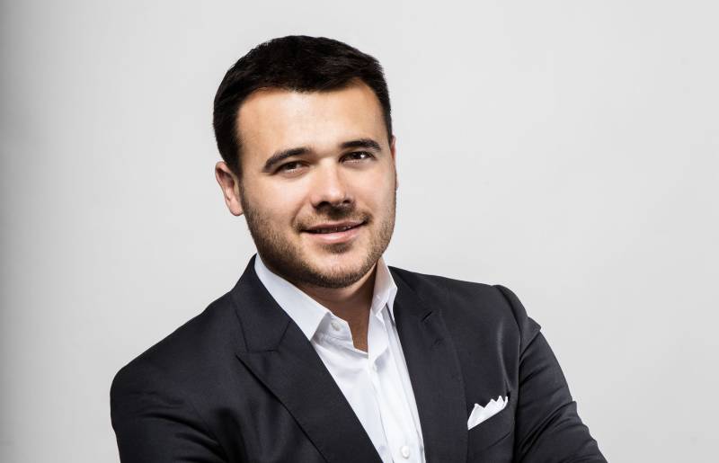 Emin Ağalarov qızının üzünü gizlətdi