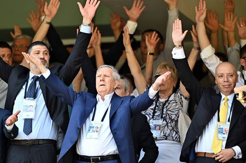 Əziz Yıldırım qurultayı tərk etdi - VİDEO