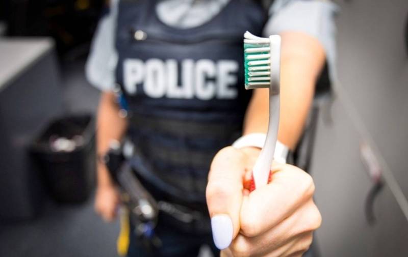 Diş fırçası ilə polisə hücum etdi