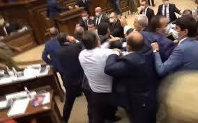 Ermənistan parlamentində deputatlar arasında DAVA