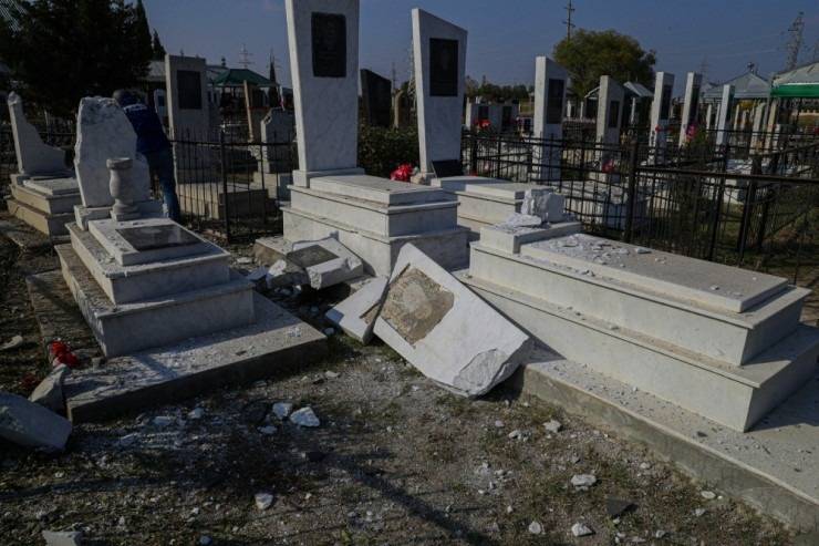 Azərbaycanda qəbiristanlıqda VANDALİZM: baş daşlarını yerlə bir etdilər