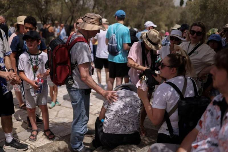 Yunanıstanda isti hava turistləri çətin vəziyyətə saldı