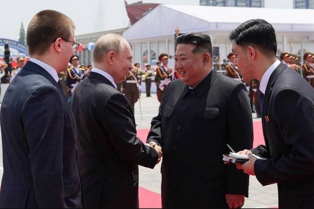 Putin Kim Çenə avtomobil hədiyyə etdi