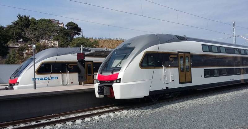 Novxanı sakinləri yeni istifadəyə verilmiş qatarları daşa tutdular