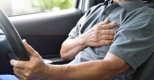 Sükan arxasında infarkt keçirdi - Avtomobillər toqquşdu