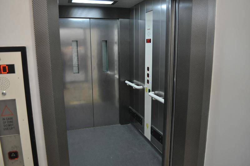 Bakıda lift qırıldı - Yaralılar var