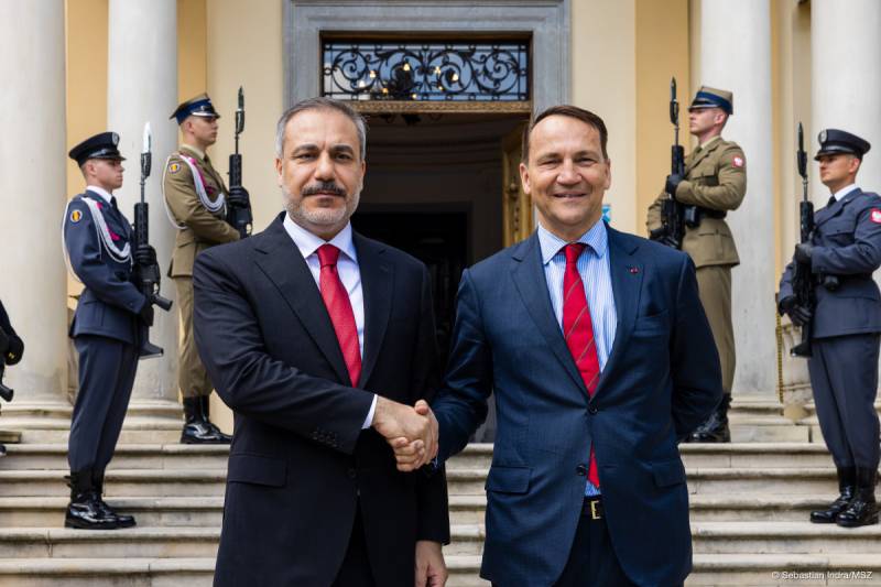 Türkiyə və Polşa XİN rəhbərləri görüşüb