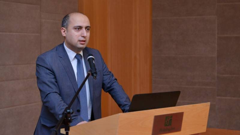 \"4030 ibtidai sinif müəllimi hər iki cəhddə keçid balını toplaya bilməyib\" - Emin Əmrullayev