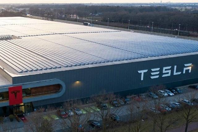 \"Tesla\" zavodunun yaxınlığında bomba aşkarlandı