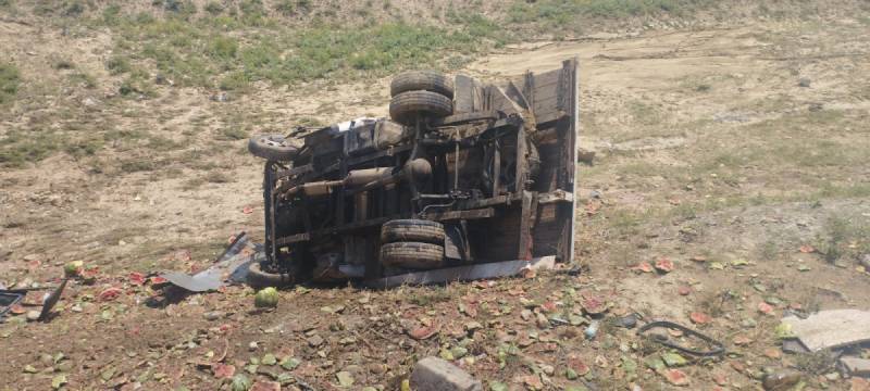 Qarpızla dolu yük maşını dərəyə aşdı - Yaralılar var (FOTO)