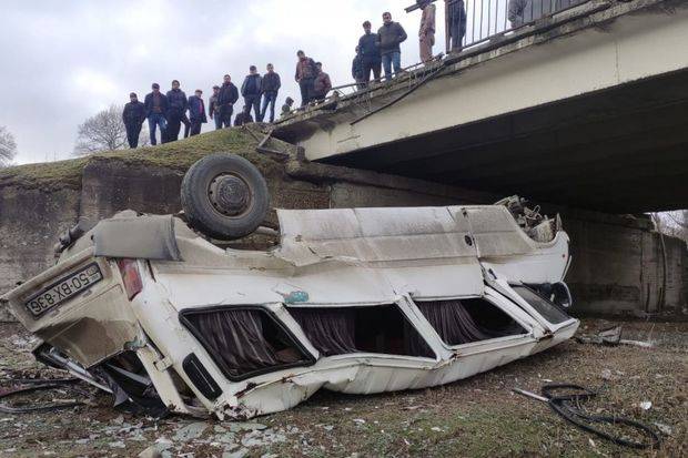 Xaçmazda mikroavtobus körpüdən aşdı: Xəsarət alan var - FOTO