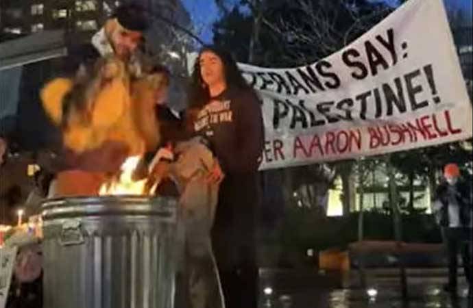 Keçmiş ABŞ əsgərləri Fələstin üçün özünü yandıran əsgəri yad etdi - Formalarını yandırdılar