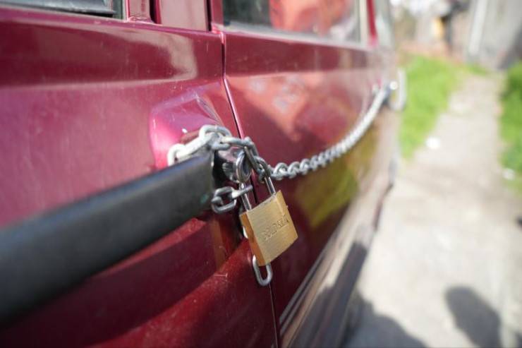 Oğrulardan bezərək avtomobilini zəncirlədi - FOTO