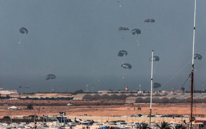 Yardım paketləri Qəzzaya havadan səpildi - Video