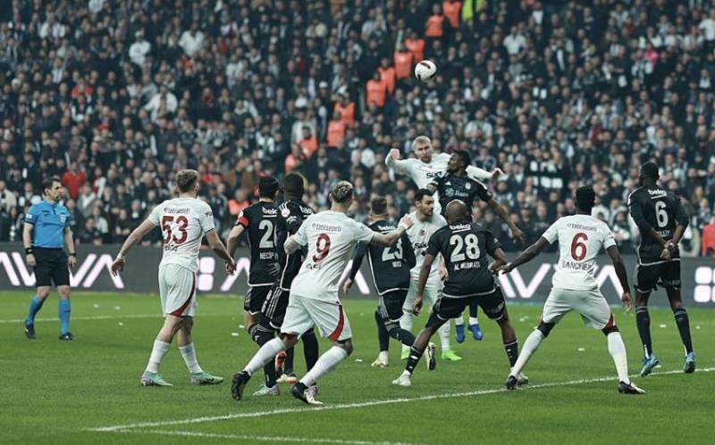 “Qalatasaray” 9 illik aradan sonra səfərdə “Beşiktaş”ı məğlub etdi