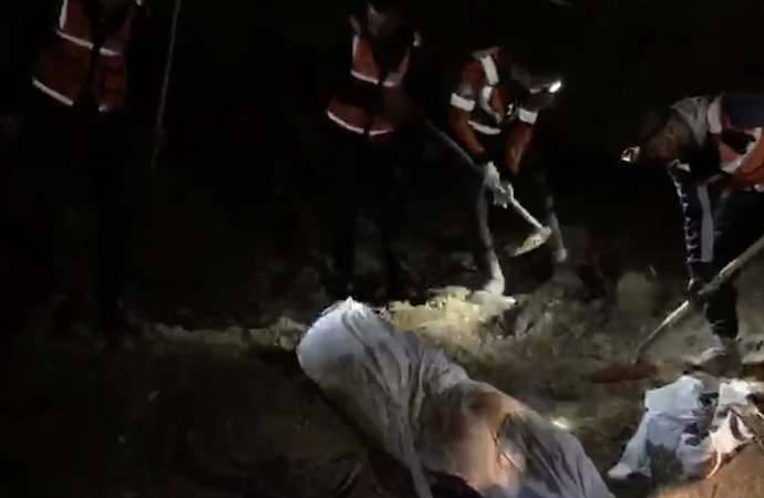 İsrail bu dəfə kütləvi məzarlığı hədəf aldı - Basdırılmış cəsədlər üzə çıxdı