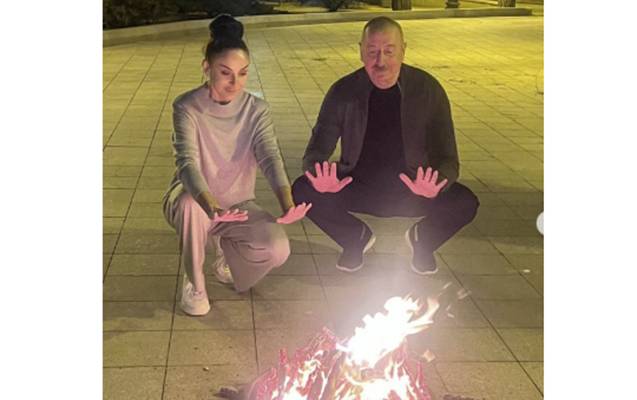 Prezident və xanımı çərşənbə tonqalı ətrafında - FOTOLAR