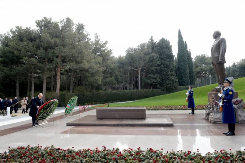 Mişustin Heydər Əliyevin məzarını ziyarət etdi