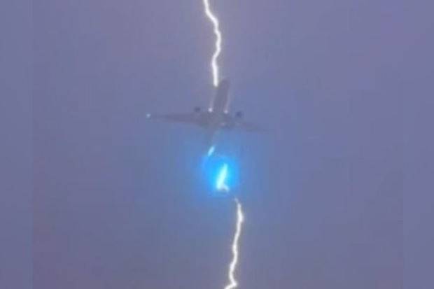 Kanadada göyərtəsində 550 sərnişin olan təyyarəni ildırım vurdu - VİDEO