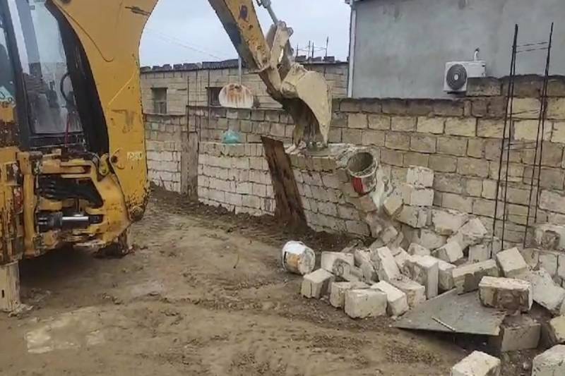 Xırdalanda və Mehdiabadda qanunsuz tikililər söküldü - VİDEO
