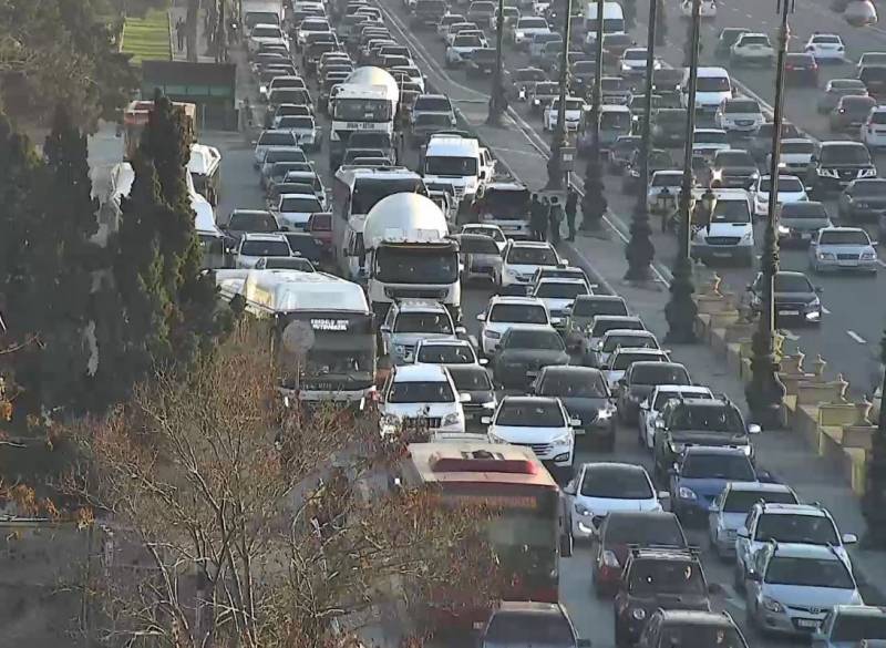 Bakıda yol-nəqliyyat hadisəsi tıxac yaratdı