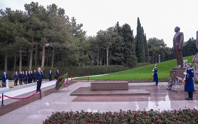 Tokayev Heydər Əliyevin məzarını ziyarət etdi - FOTO
