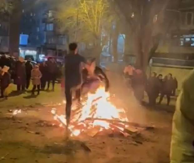 Azyaşlılar toqquşdu, tonqalın içinə düşdülər - ANBAAN VİDEO