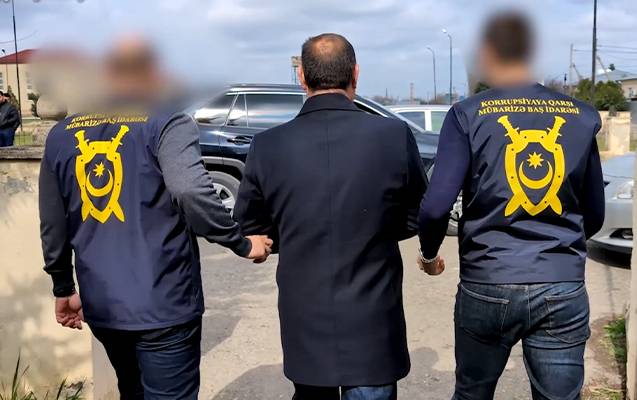 “Qaçqınkom”un sahə rəisi rüşvət alarkən tutuldu - VİDEO